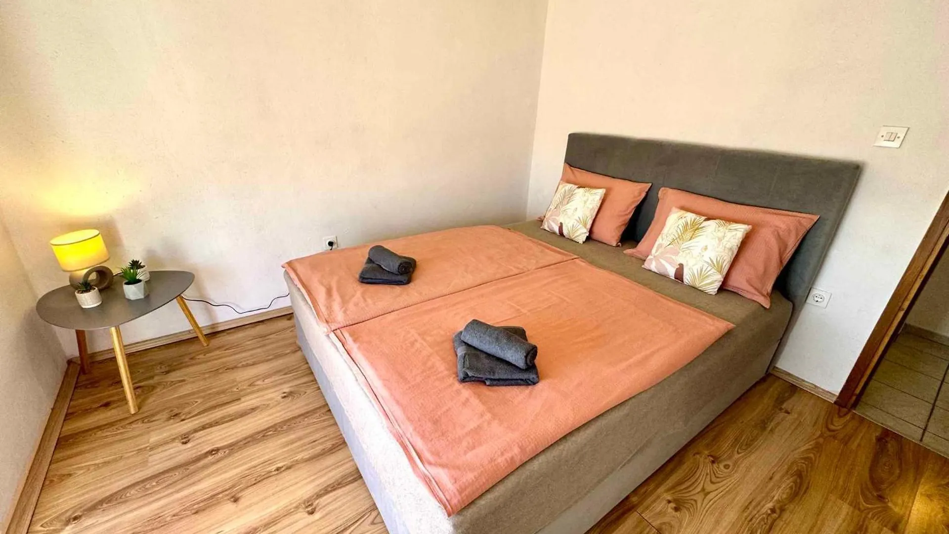 Apartment House And Apts. In Jadranovo 51055